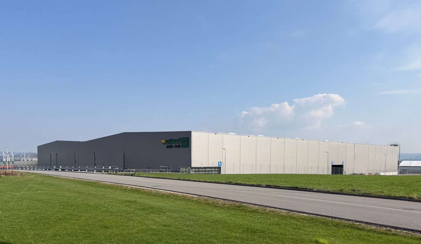 BAMTEC in geschlossener Halle Beeindruckende neue Industriehalle. Biegerei- und Stahlhandel des Unternehmen Weyland in Laufenbach